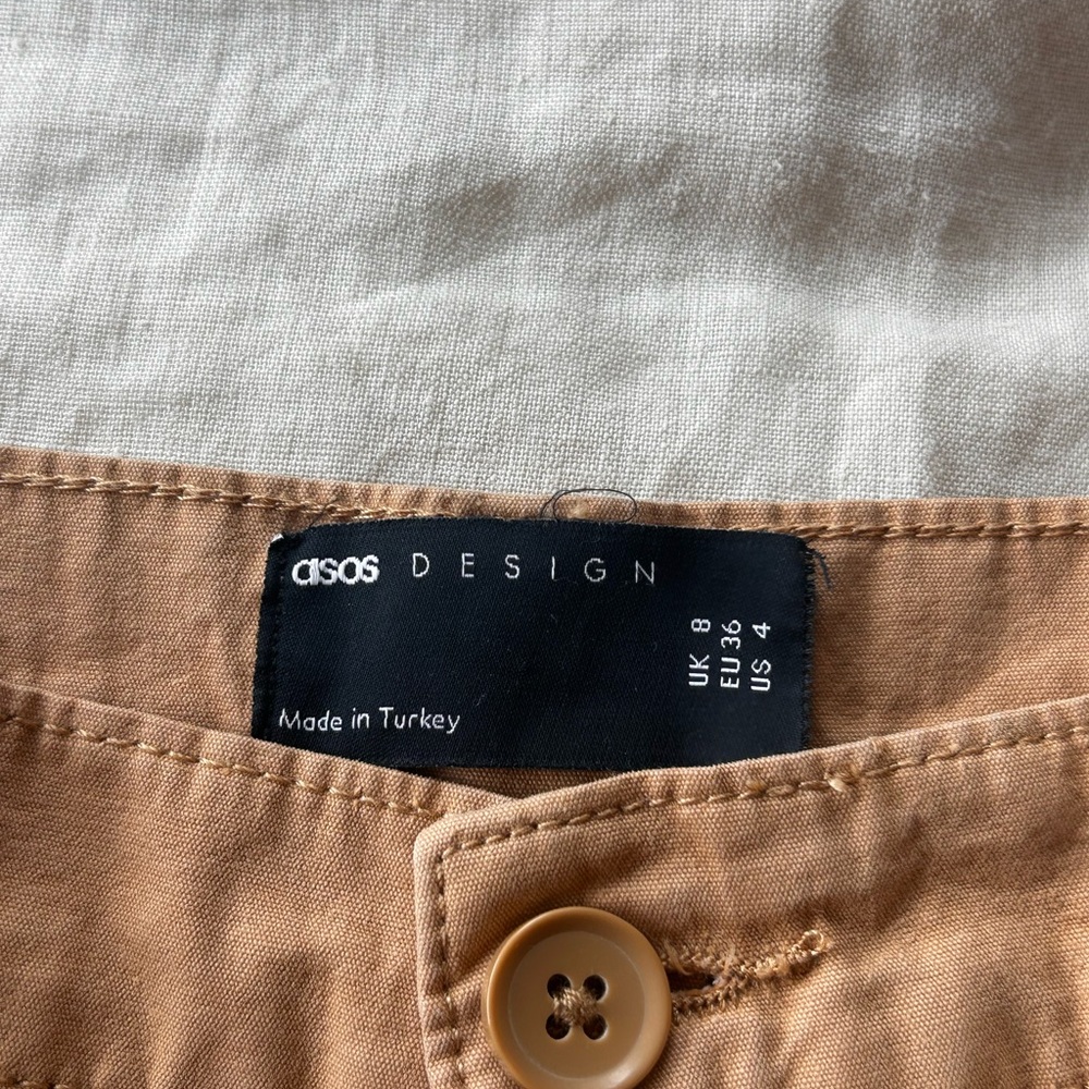 LOW RISE PANTS. SIZE 4. Khaki color.